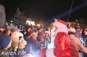 В Керчи три телевизора вручили лучшим Дедам Морозам