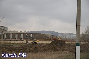 На строительстве автоподходов к мосту в Керчи начали соединять пролеты эстакады