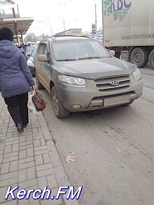 Керчане паркуют свои автомобили прямо на остановках