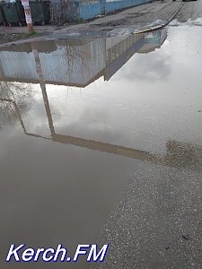 Озеро на автовокзале керчане обходят по проезжей части