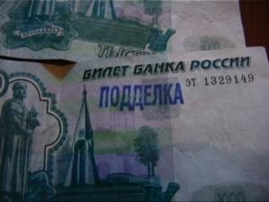 Студентка-иностранка пробовала расплатиться в симферопольском торговом центре фальшивой 1000-рублёвкой