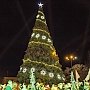 На главной керченской ёлке зажглись новогодние огни и прошёл первый в городе Парад Дедов Морозов