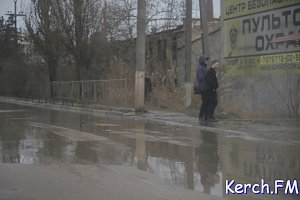 В Керчи нечистотами затопило остановку «АТП»