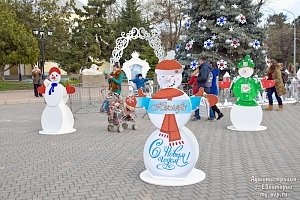 Снеговик-футболист, снеговик-морячок, снеговик с санями – парад на главной площади Евпатории