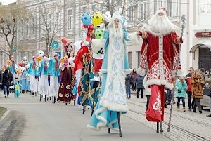В Евпатории прошёл XIII фестиваль Дедов Морозов и Снегурочек «Санта Клаус отдыхает – на арене Дед Мороз»