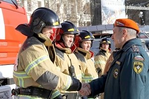 В День спасателя на площади Нахимова прошла выставка пожарной техники и аварийно-спасательного оборудования