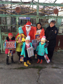 В гости к ребятам из Советского района Республики Крым приехал Полицейский Дед Мороз