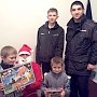 Полицейский Дед Мороз поздравил детей в Советском районе