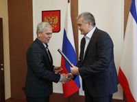 Сергей Аксёнов отметил наградами сотрудников Министерства имущественных и земельных отношений Республики Крым