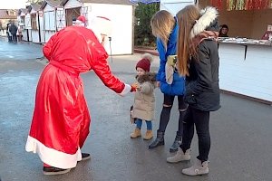 В Керчи Полицейский Дед Мороз сказал детям о правилах безопасности на дороге