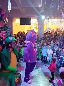 Дети полицейских УМВД России по г. Севастополю встретились со сказочными героями на Новогоднем представлении