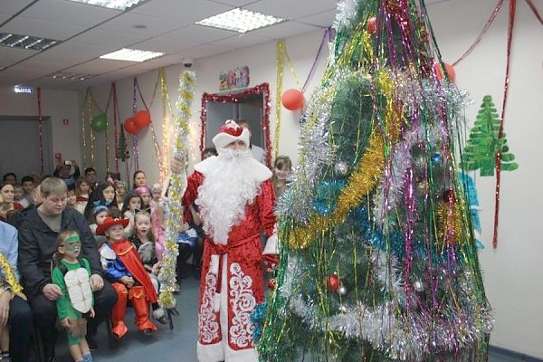 В Тюменском обкоме прошло новогоднее представление для детей
