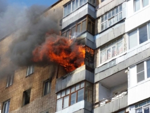В Евпатории загорелась многоэтажка: есть пострадавшие