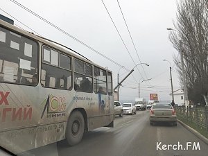 Легковушка сбила троллейбусную опору в Керчи