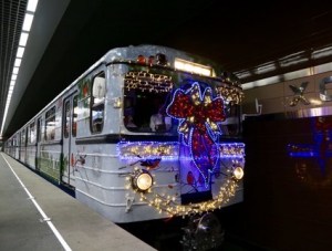 В московском метро начал курсировать новогодний поезд