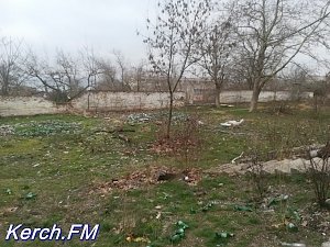 Заброшенный садик-свалка находится по соседству со школой и жилыми домами в Керчи