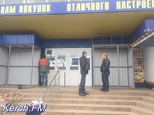 На рынке в Керчи новыми ларьками перекрыли подход к старым, — предприниматели