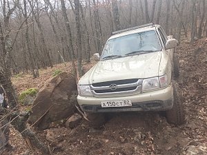 Праздничные выходные чуть не закончились для владельцев иномарки падением с обрыва