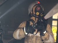 В Ленинском районе огнеборцы тушили горящую крышу частного дома