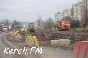 На шоссе Героев Сталинграда на закрытом участке дороги снимают асфальт