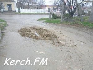 На Маяковского в Керчи водоканал оставил кучу грязи по дороге к домам