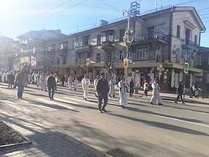 Крестный ход в Севастополе собрал десятки священнослужителей и мирян