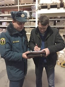 Специалисты МЧС России проводят профилактические мероприятия на объектах производственно-складского назначения в Севастополе