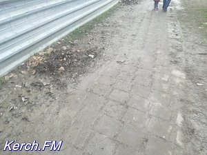 Керчане тротуар обходят по грязи
