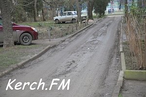 Керчане жалуются на постоянную грязь в их дворе