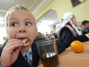 Власти Симферополя определили как должны кормить школьников
