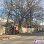 В Керчи на Чкалова коммунальщики чистят тротуары от грязи