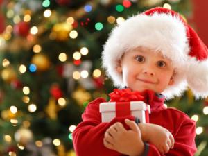 В столице Крыма полицейский Дед Мороз вручил детям более ста пригласительных на новогодние представления