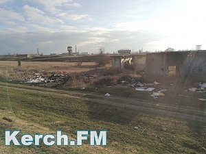 В Керчи в степи в районе Третьего Самостроя образовались свалки мусора