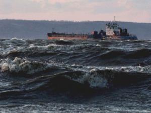 Крымские пограничники спасли двух моряков с терпящего бедствие буксира