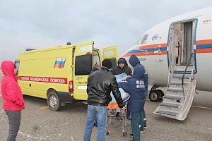 Спецборт МЧС России эвакуировал четверых тяжелобольных детей из Симферополя в Москву