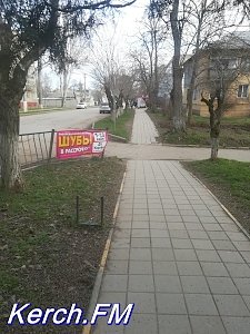В Керчи пропали урны вдоль тротуара по Ульяновых