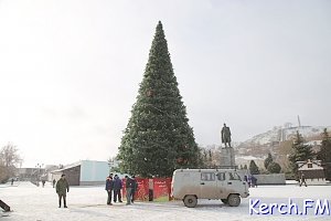 На главной площади Керчи начали разбирать елку