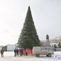 На главной площади Керчи начали разбирать елку
