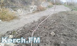 Керчанам приходится идти через месиво грязи домой после работ водоканала