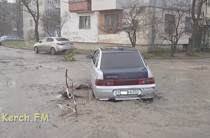 В Керчи автомобиль провалился в яму на дороге