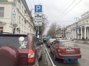 Из-за платных парковок все дворы в Балаклаве и центре Севастополя заставлены автомобилями