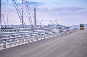 На 450 метрах Крымского моста установили барьерное ограждение и мачты освещения