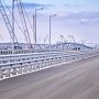 На 450 метрах Крымского моста установили барьерное ограждение и мачты освещения