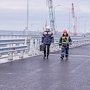На пилотном участке Крымского моста установили барьерное ограждение и освещение