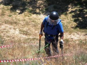 Территорию в районе аэродрома Бельбек разминируют подразделения Черноморского флота