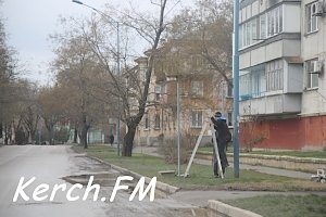 В Керчи на Кирова устанавливают новые указательные дорожные знаки