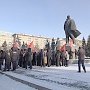Суровые морозы не помешали новосибирцам принести цветы к памятнику Ленина
