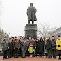 Коммунисты Калмыкии возложили венки и цветы к памятнику Ленину
