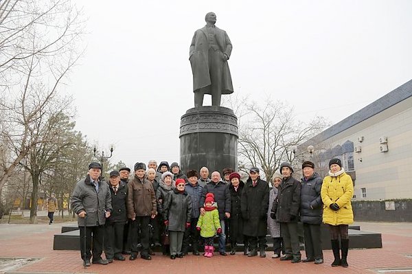 Коммунисты Калмыкии возложили венки и цветы к памятнику Ленину