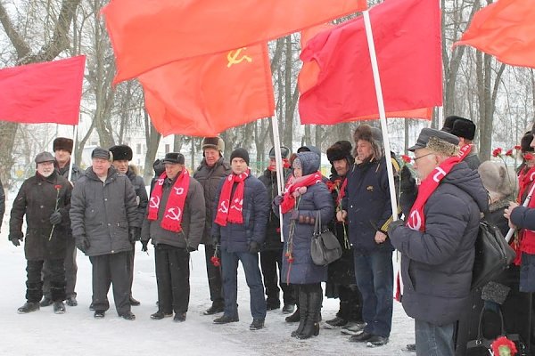 Коммунисты Костромы возложили цветы к подножию памятника В.И. Ленину